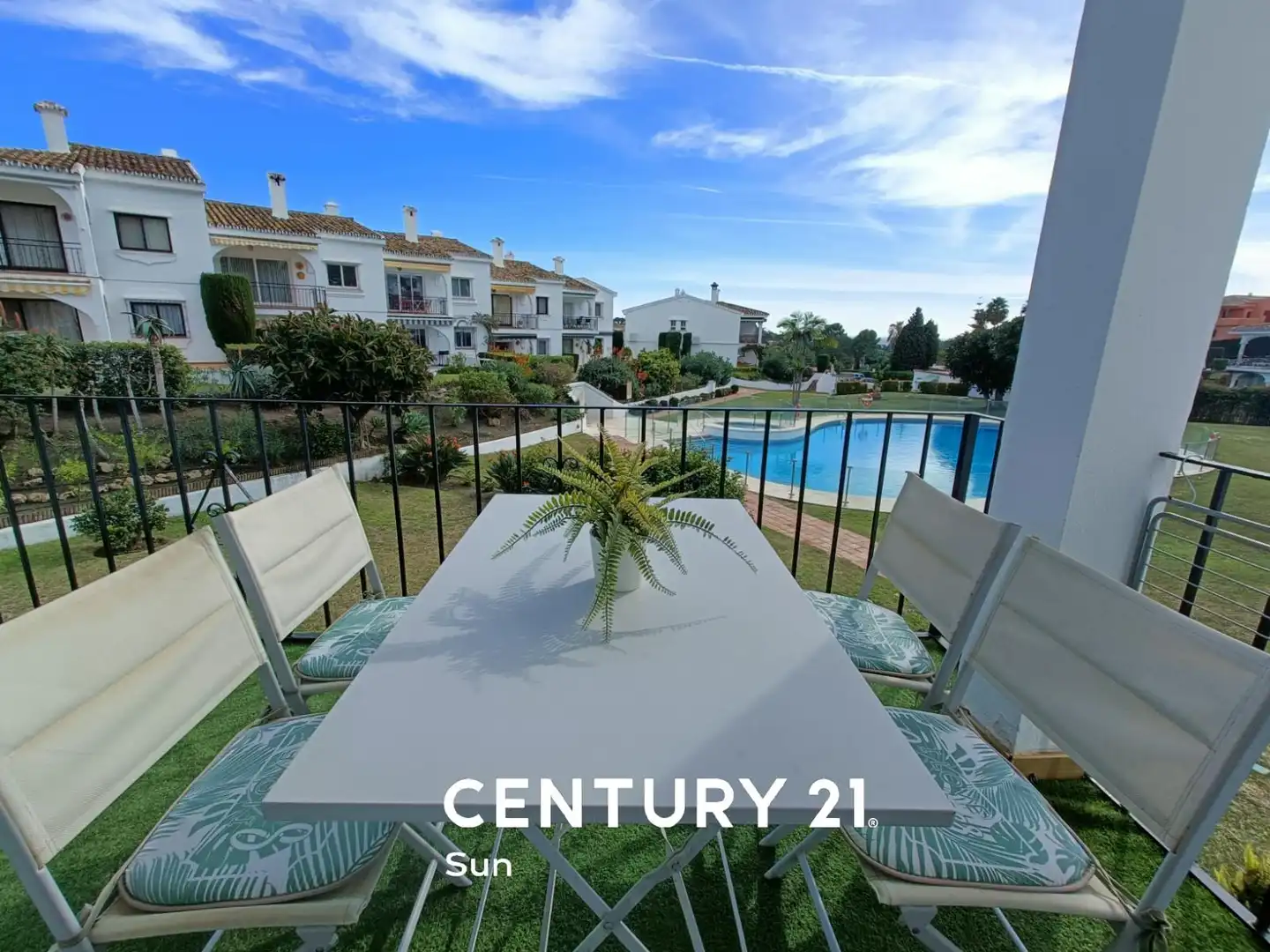 Vista exterior de Piso de alquiler en Estepona con Terraza, Amueblado y Piscina comunitaria