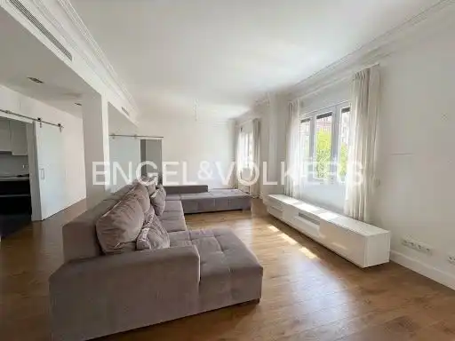 Living room of Flat for rent in Madrid  with Air Conditioner, Heating and Parquet flooring