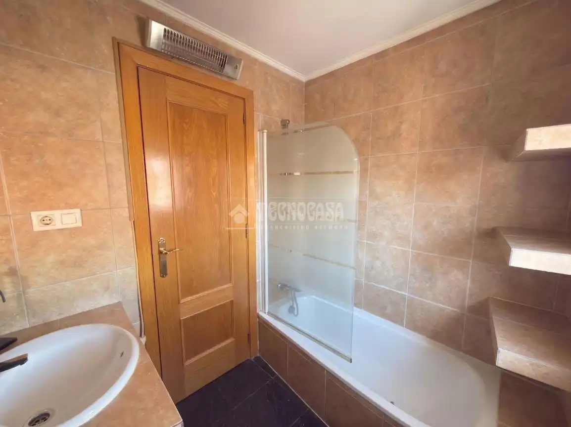 Bathroom of Attic for sale in Madrid  with Air Conditioner, Parquet flooring and Terrace