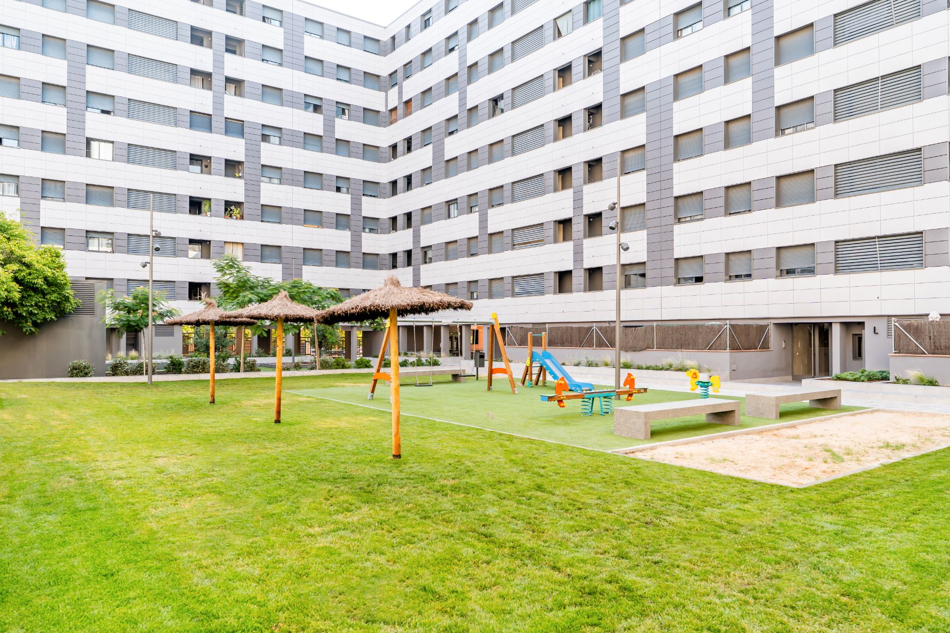 Vista exterior de Pis de lloguer en  Madrid Capital amb Terrassa i Piscina comunitària