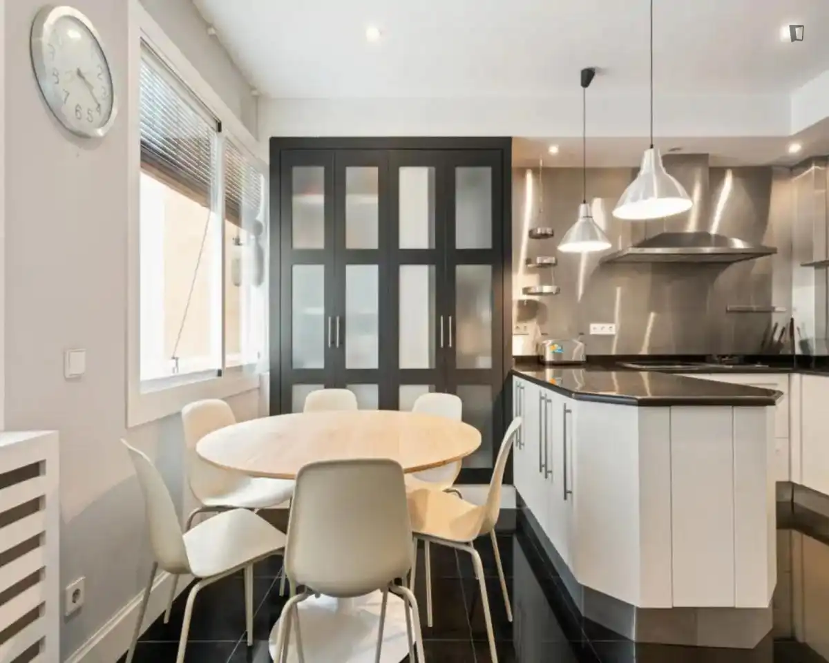 Cocina de Apartamento para compartir en Madrid con Aire acondicionado, Calefacción y Amueblado