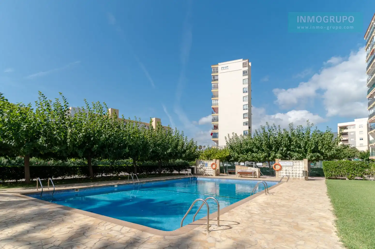 Piscina de Pis en venda en Benicasim / Benicàssim amb Terrassa i Piscina comunitària
