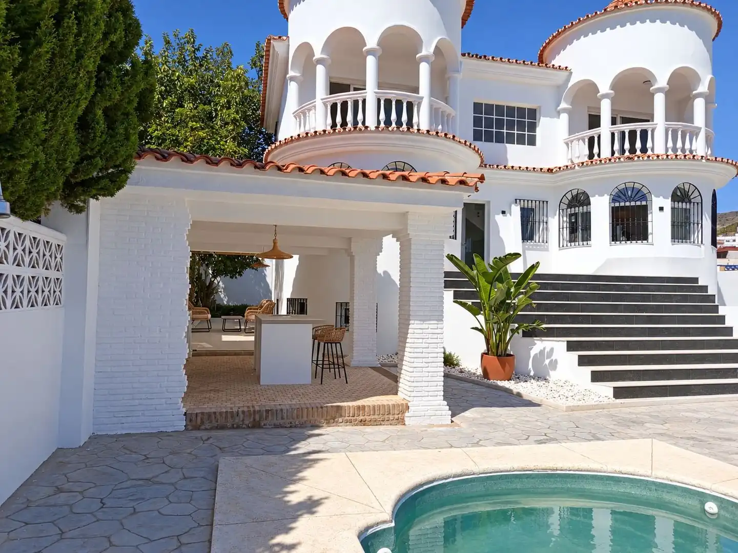 Vista exterior de Casa o xalet en venda en Benalmádena amb Terrassa, Traster i Piscina