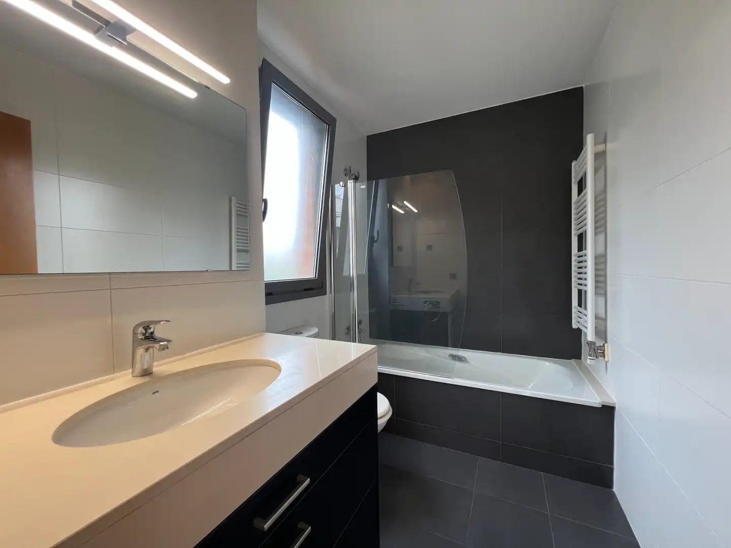 Badezimmer von Wohnung zum Verkauf in Sant Cugat del Vallès mit Klimaanlage, Heizung und Privatgarten