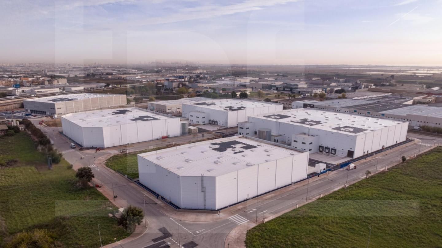 Vista exterior de Nave industrial de alquiler en Silla