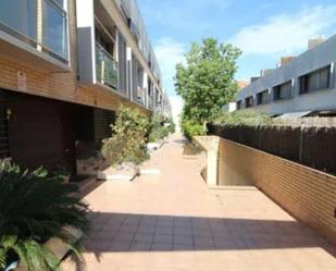 Vista exterior de Casa adosada en venda en Montornès del Vallès amb Aire condicionat, Calefacció i Jardí privat