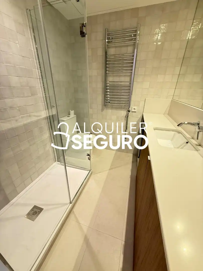 Badezimmer von Wohnung zur Miete in Barrio de Salamanca