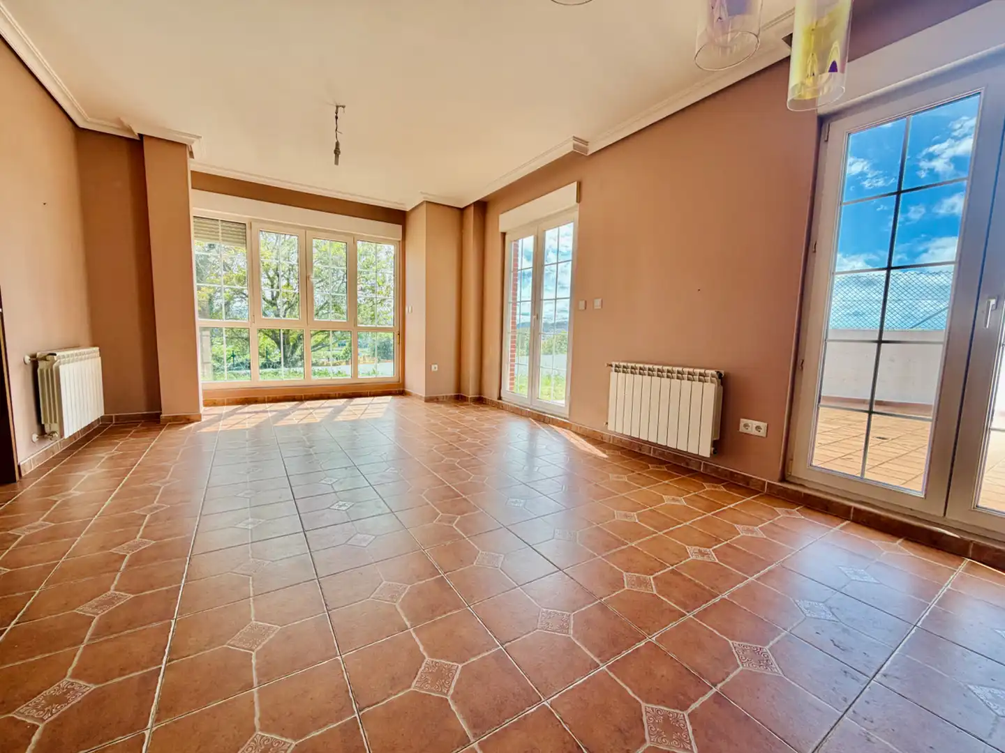 Sala d'estar de Casa adosada en venda en Camargo amb Calefacció, Jardí privat i Microones