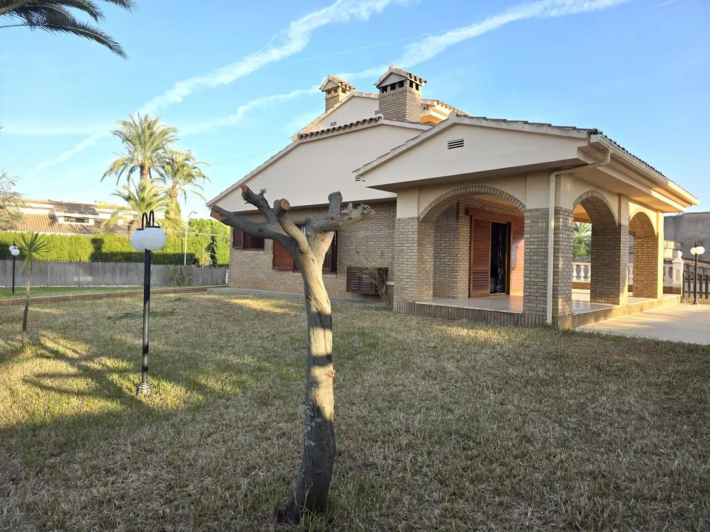 Vista exterior de Casa o chalet de alquiler en Benicasim / Benicàssim con Aire acondicionado, Jardín privado y Trastero
