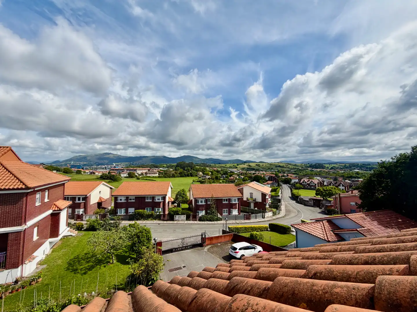Vista exterior de Casa adosada en venda en Camargo amb Calefacció, Jardí privat i Microones
