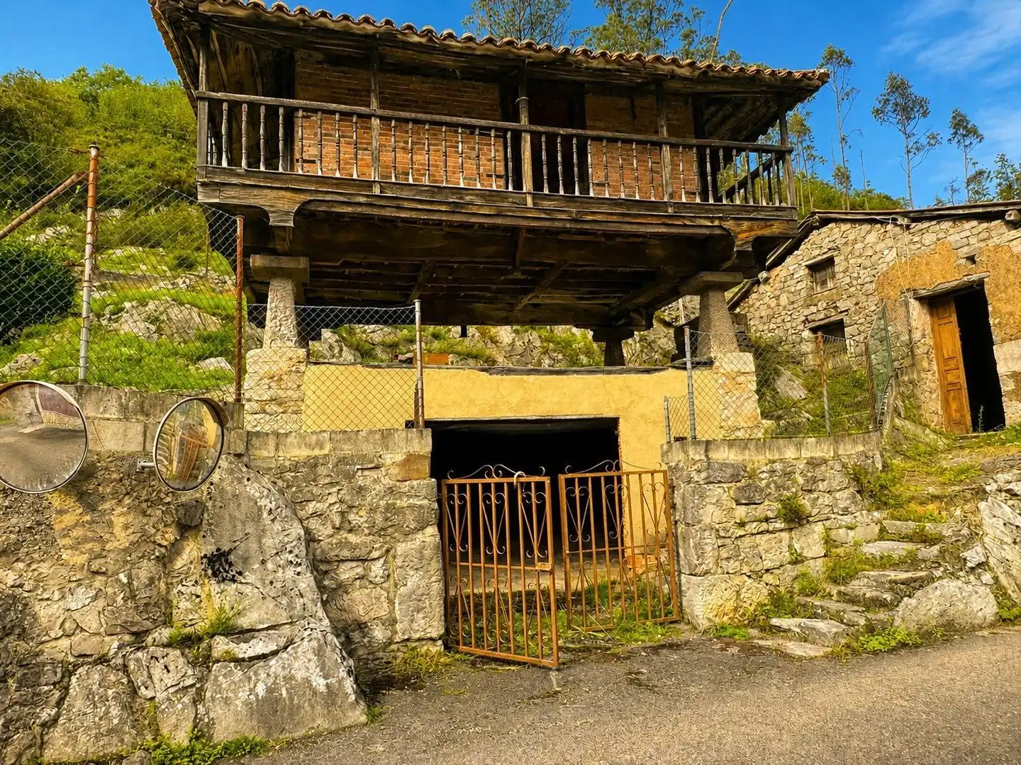 Vista exterior de Casa o xalet en venda en Ribera de Arriba amb Jardí privat