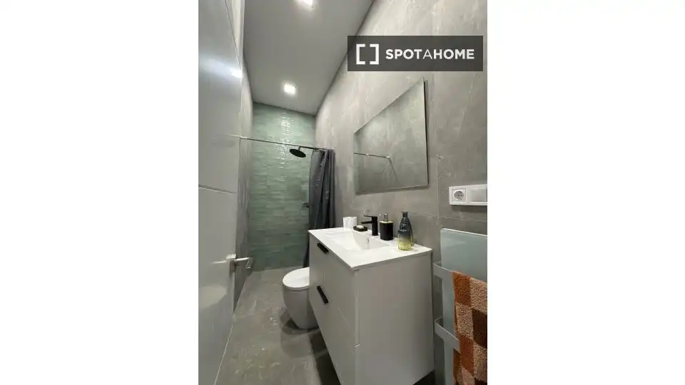 Baño de Piso para compartir en Sant Vicenç de Castellet con Aire acondicionado, Terraza y Amueblado