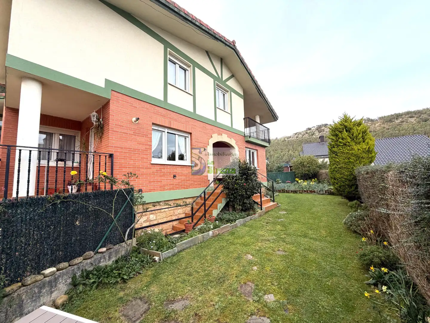 Vista exterior de Casa o xalet en venda en Castro-Urdiales amb Calefacció, Jardí privat i Terrassa