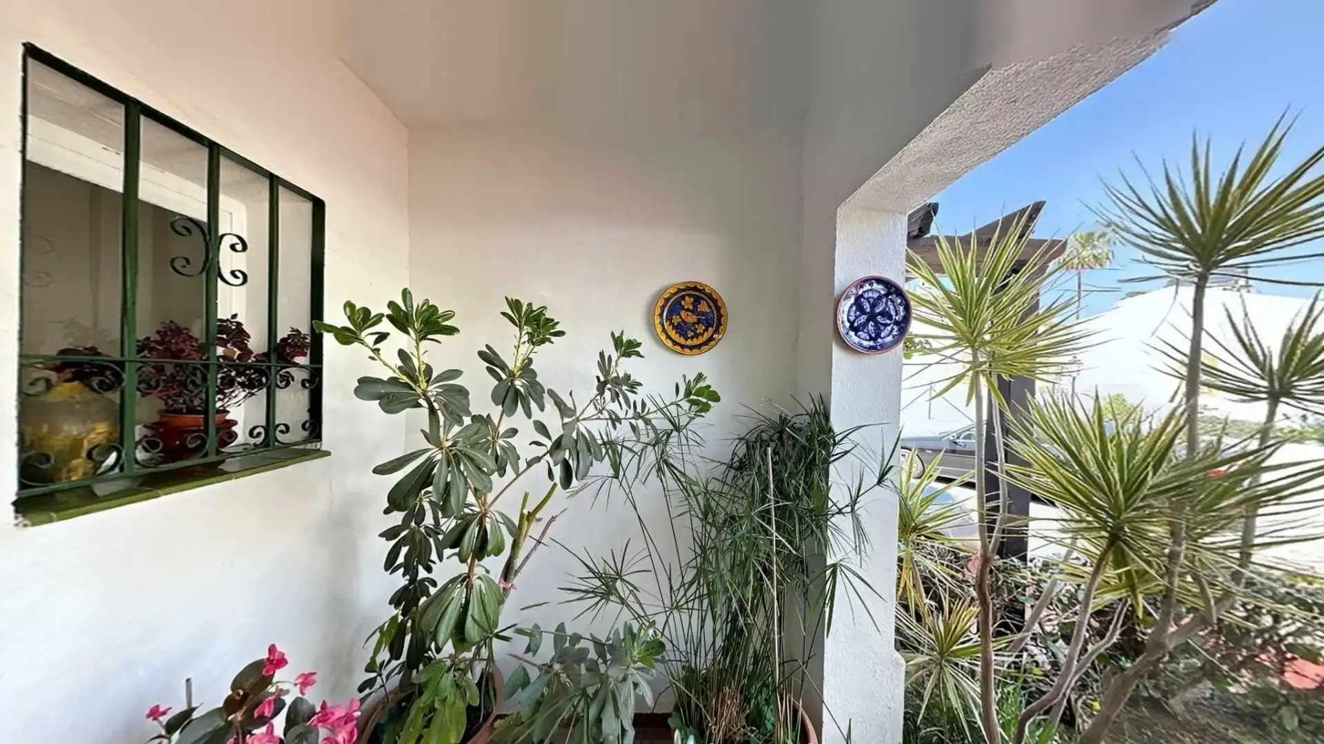 Terrasse von Einfamilien-Reihenhaus zum Verkauf in Estepona mit Heizung, Privatgarten und Terrasse