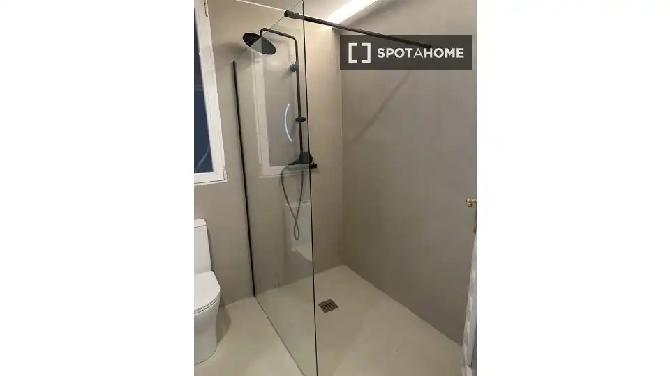 Bathroom of Flat for rent in Valencia  with Air Conditioner, Heating and Furnished