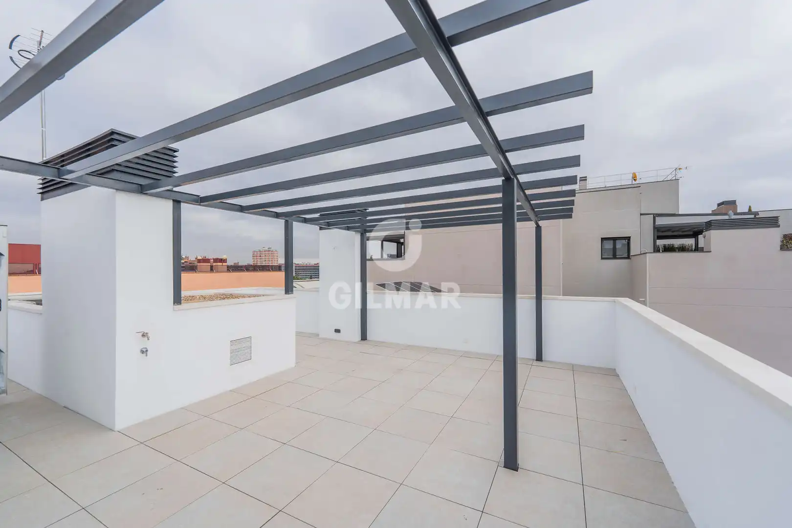 Terraza de Ático en venta en Madrid con Calefacción, Trastero y Balcón