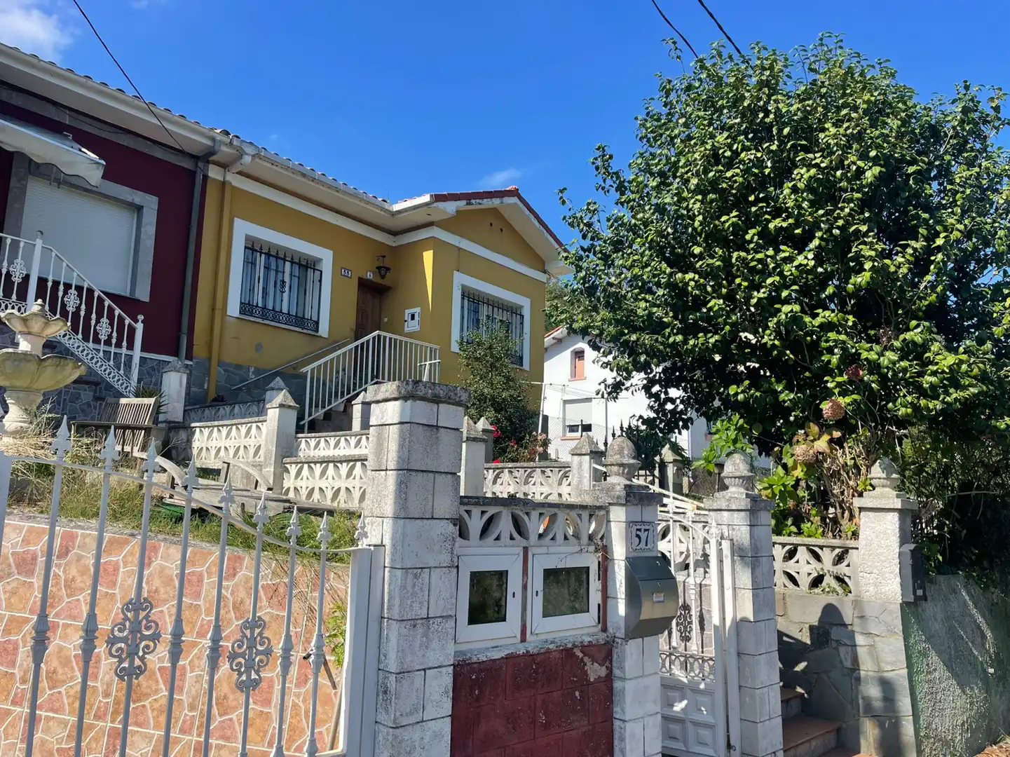 Vista exterior de Casa adosada en venta en Avilés con Calefacción
