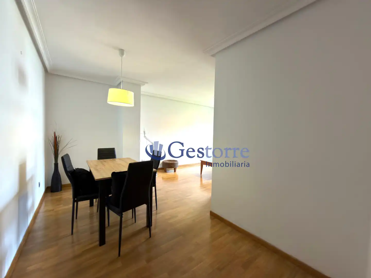 Flat for rent in Oviedo - Calle Favila, Parque del Oeste