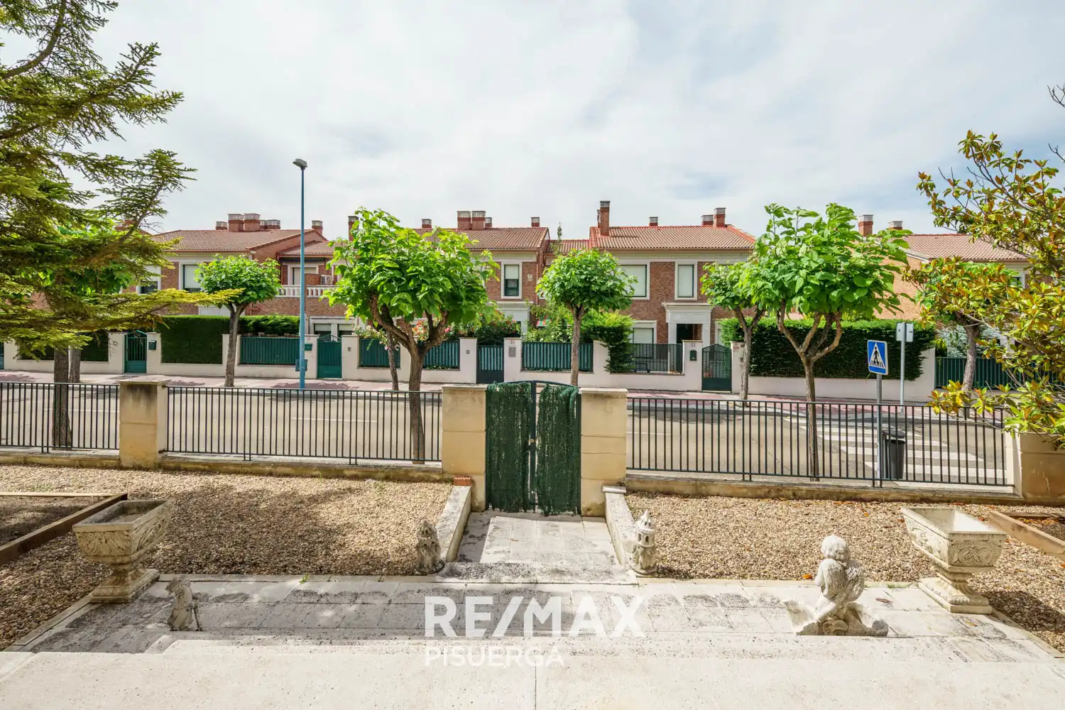 Vista exterior de Casa o xalet en venda en Valladolid amb Calefacció, Jardí privat i Terrassa