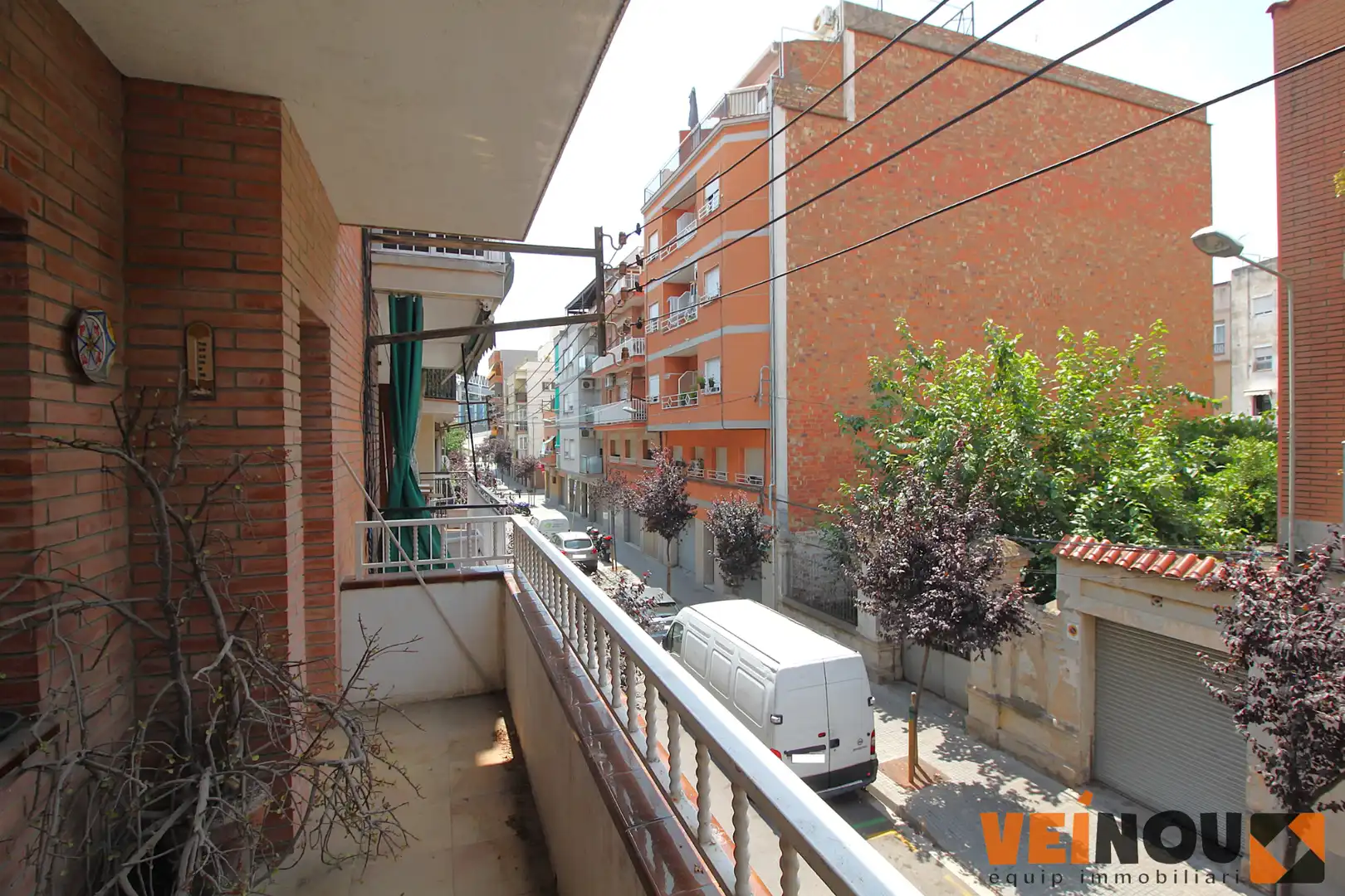 Vista exterior de Casa adosada en venta en Cornellà de Llobregat con Terraza y Balcón