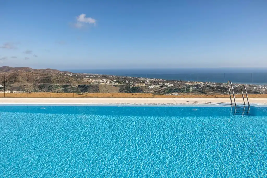 Piscina de Ático en venta en Rincón de la Victoria con Terraza y Piscina comunitaria