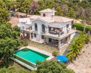 Vista exterior de Casa o xalet en venda en Estepona amb Aire condicionat, Jardí privat i Terrassa