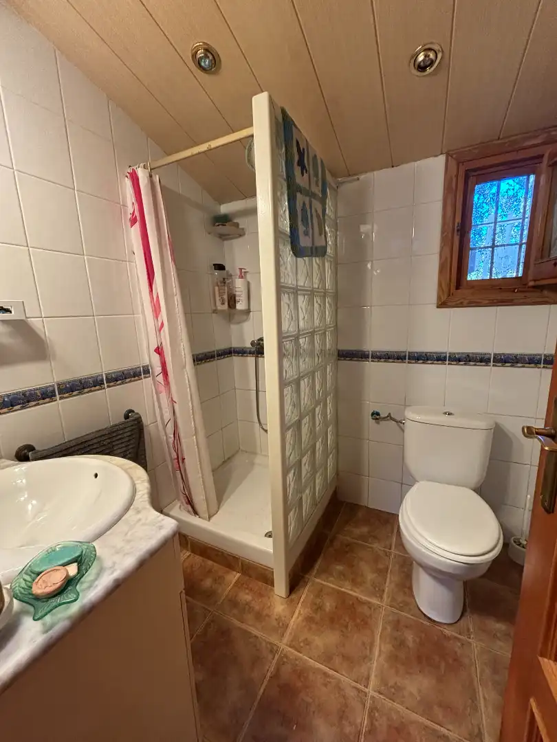 Badezimmer von Country house zum Verkauf in Flix mit Klimaanlage, Privatgarten und Schwimmbad