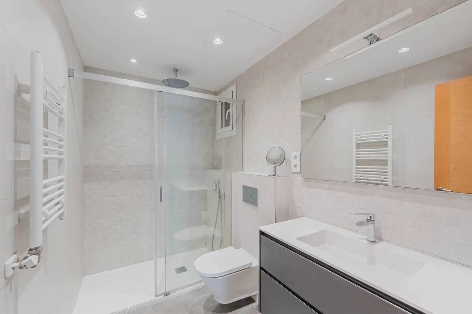 Badezimmer von Wohnung zum Verkauf in Barcelona mit Klimaanlage, Heizung und Parkett