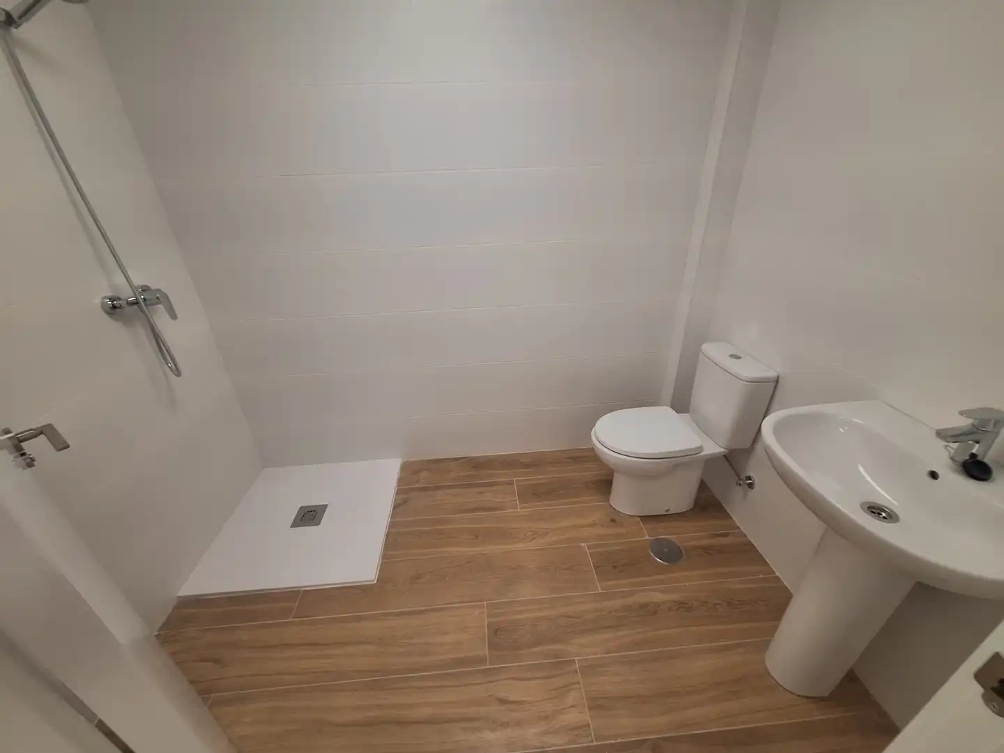 Badezimmer von Fabrikhallen zur Miete in Alcantarilla, Murcia