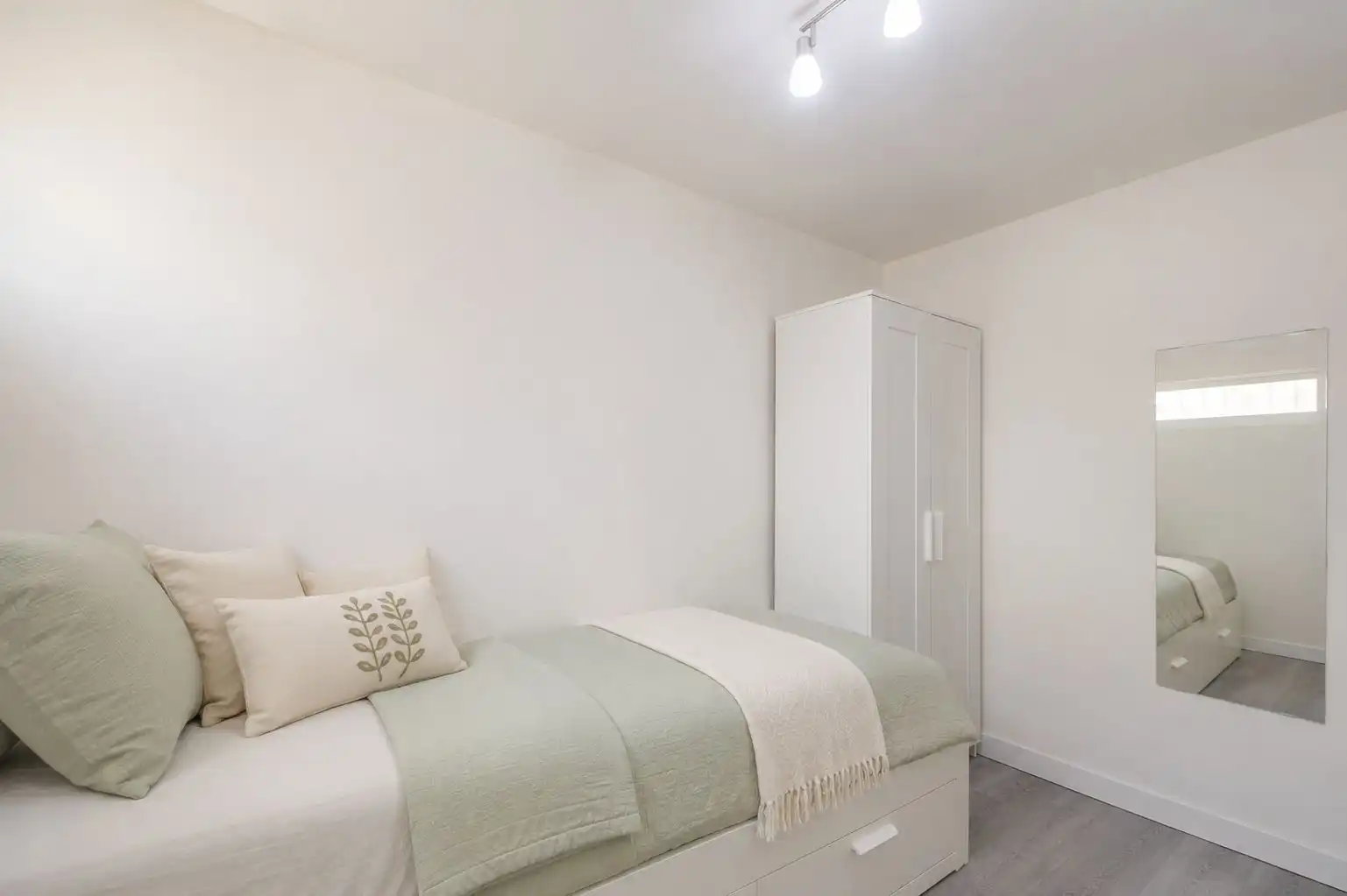 Dormitori de Apartament en venda en Benalmádena amb Aire condicionat, Jardí privat i Parquet