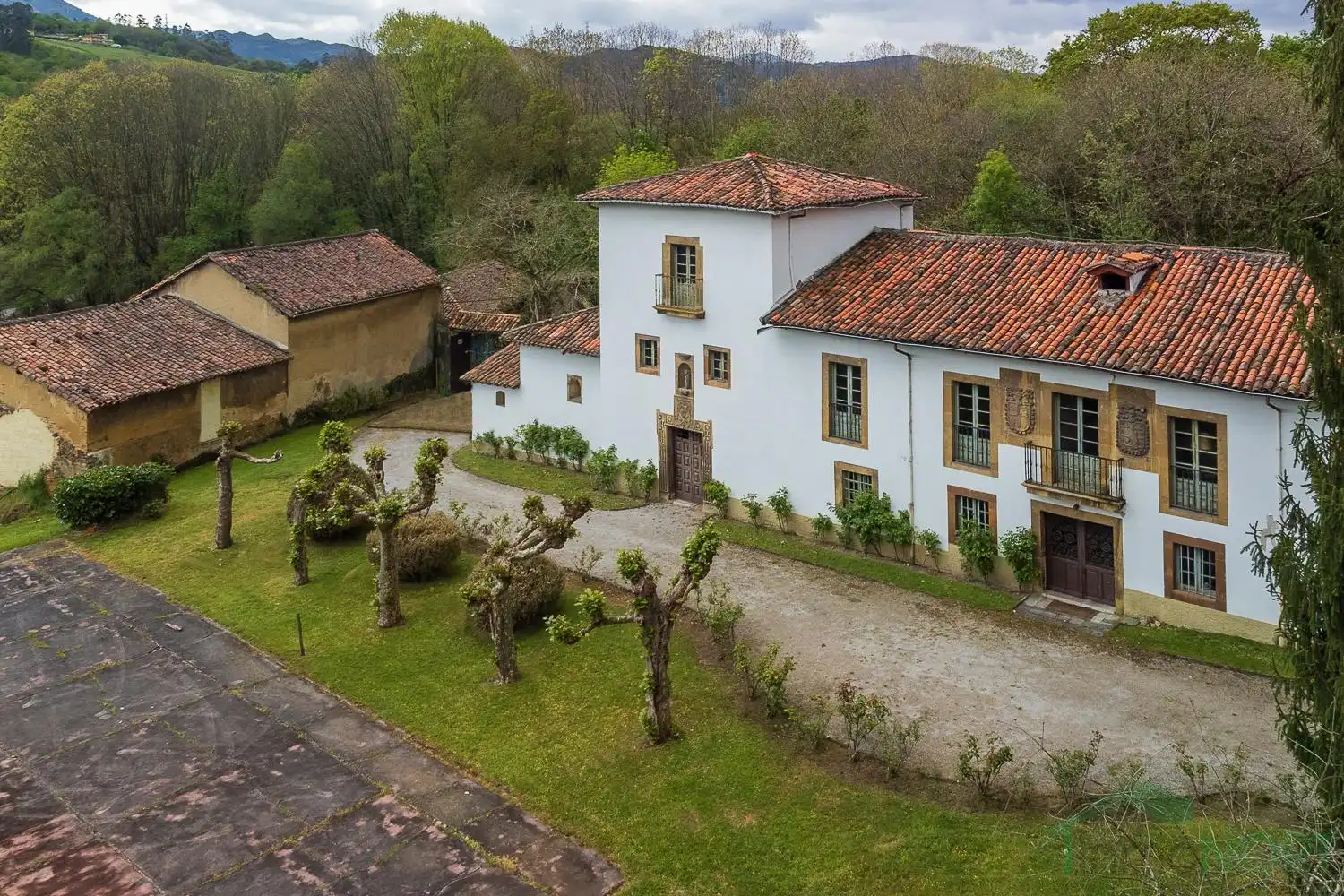 Vista exterior de Edificio en venta en Oviedo 