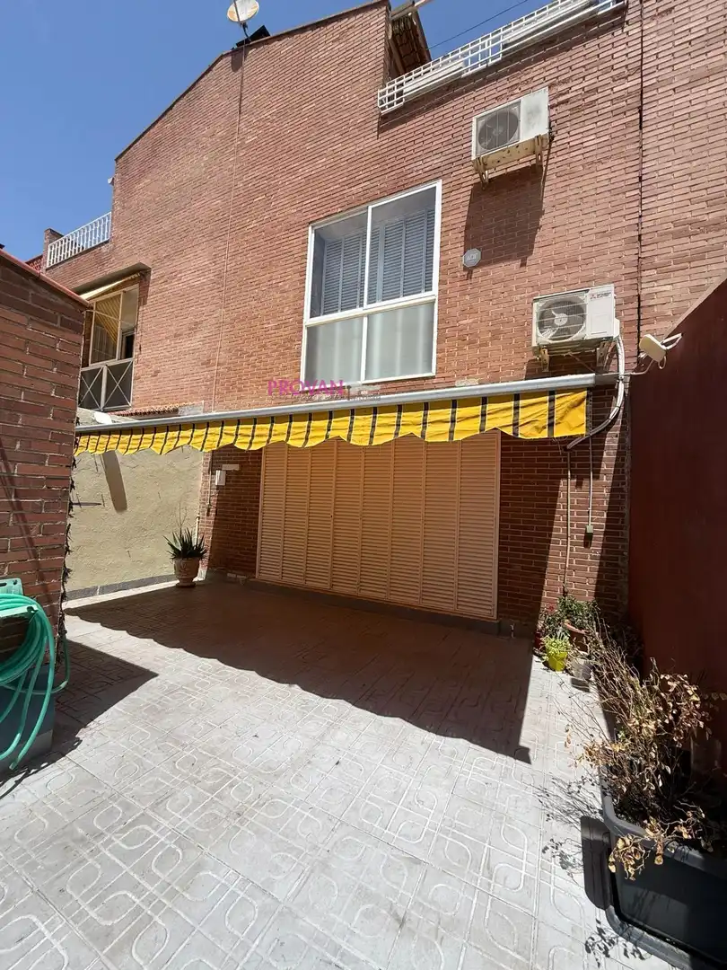 Vista exterior de Casa adosada en venda en Torrejón de Ardoz amb Aire condicionat, Calefacció i Terrassa