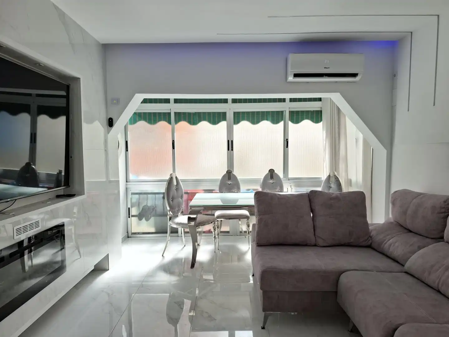 Sala de estar de Piso en venta en Marbella con Aire acondicionado y Piscina comunitaria