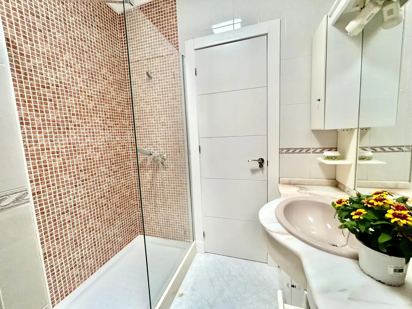Baño de Casa adosada en venta en Roquetas de Mar con Aire acondicionado, Calefacción y Jardín privado