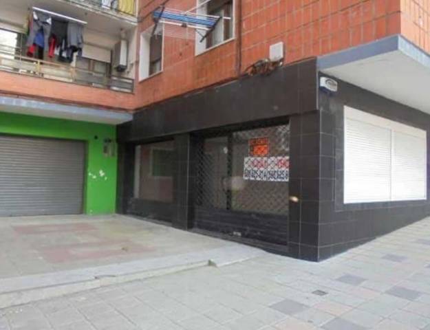 Local comercial en Alquiler en avenida fundación hogar en Kabiezes