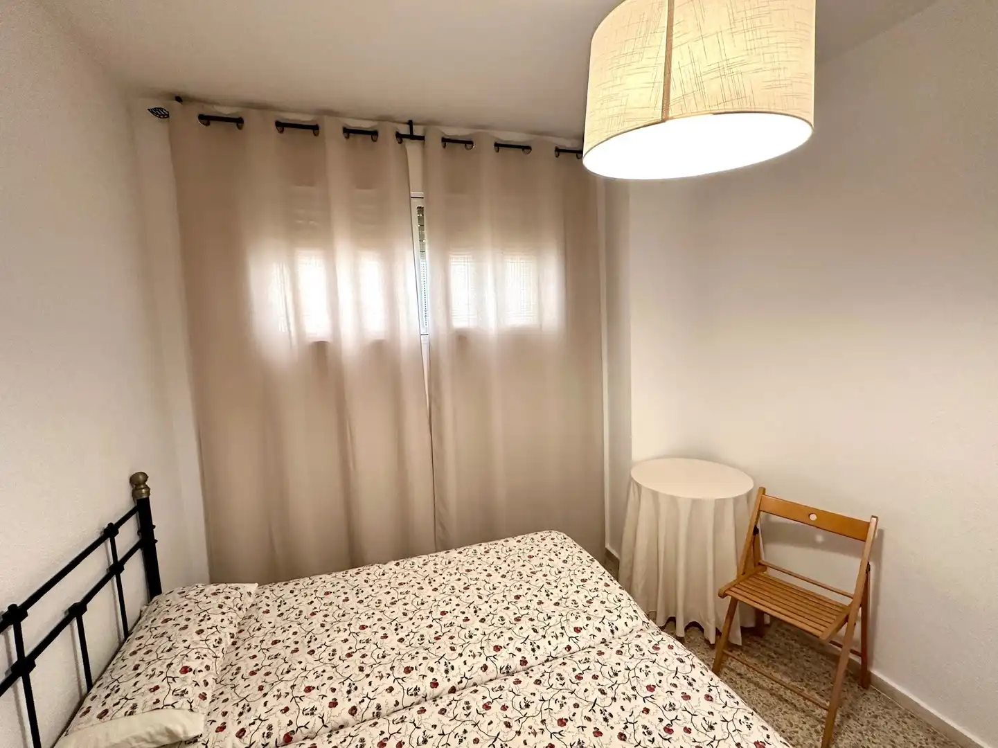 Dormitori de Apartament de lloguer en Cádiz amb Calefacció, Terrassa i Moblat
