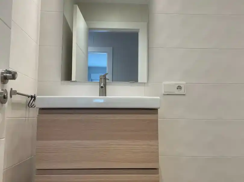 Bathroom of Flat for rent in Gijón   with Terrace and Balcony