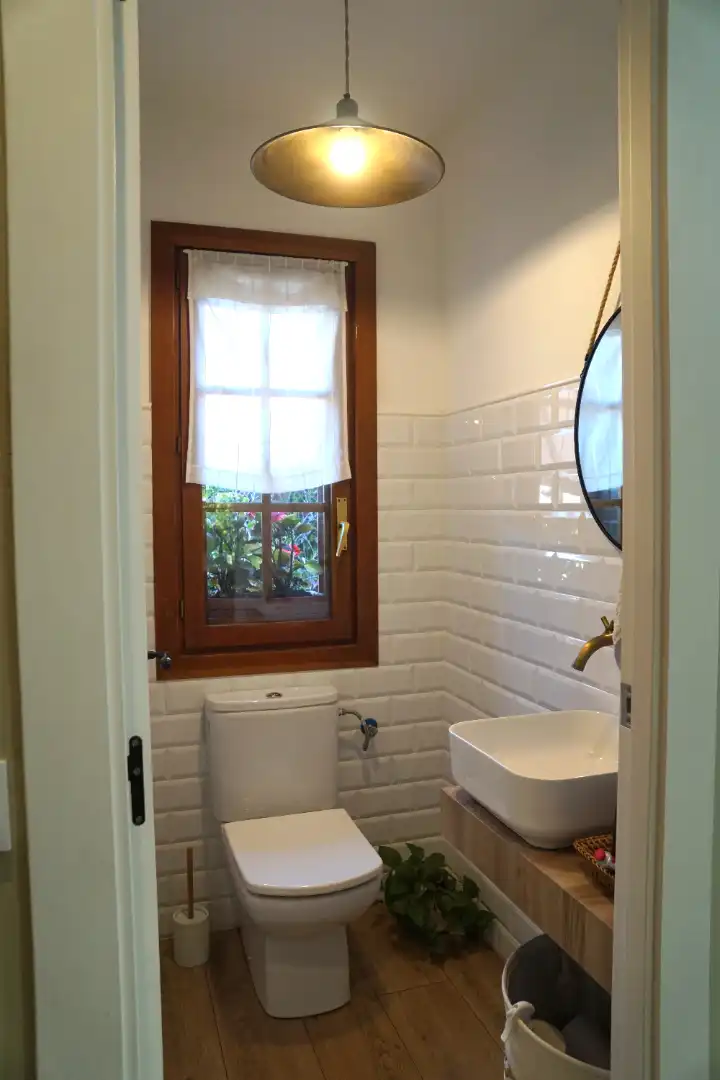 Badezimmer von Einfamilien-Reihenhaus zum Verkauf in Badalona mit Klimaanlage, Heizung und Privatgarten