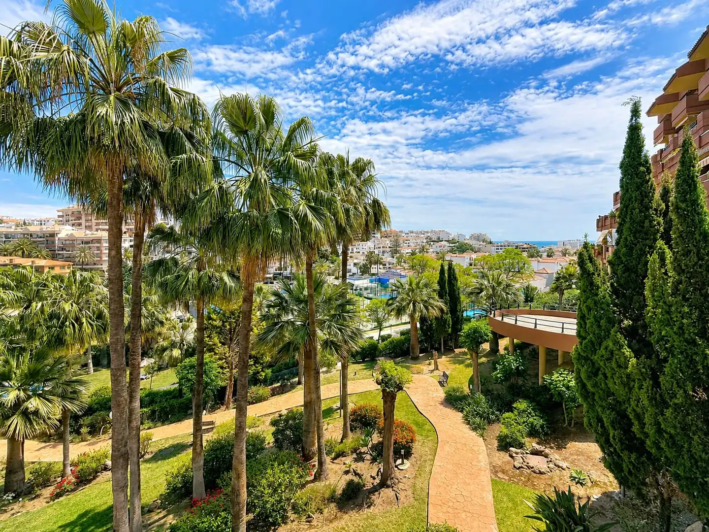 Vista exterior de Apartament en venda en Benalmádena amb Jardí privat i Piscina comunitària