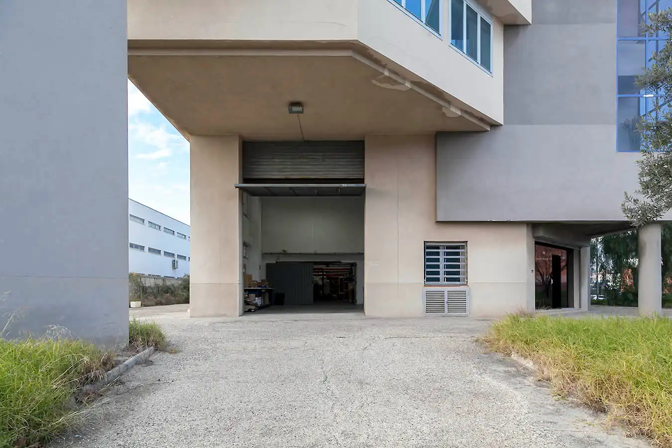 Vista exterior de Nave industrial en venta en Molins de Rei con Alarma
