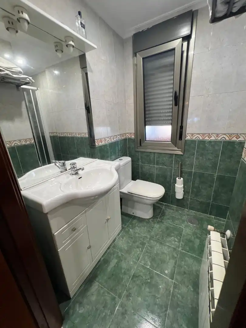 Badezimmer von Maisonette zum Verkauf in Nava mit Heizung, Abstellraum und Möbliert