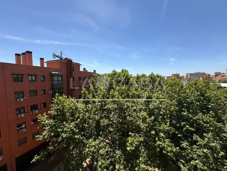 Vista exterior de Àtic en venda en Madrid amb Calefacció i Terrassa