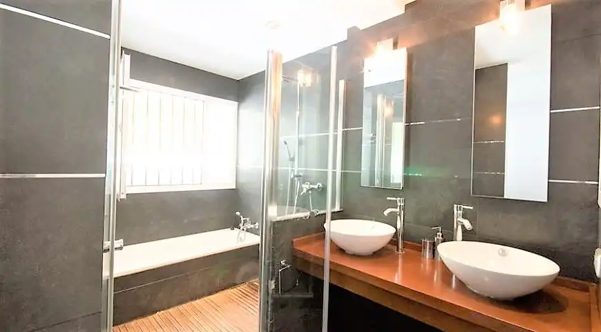 Bany de Casa o xalet de lloguer en Marbella amb Aire condicionat, Jardí privat i Terrassa