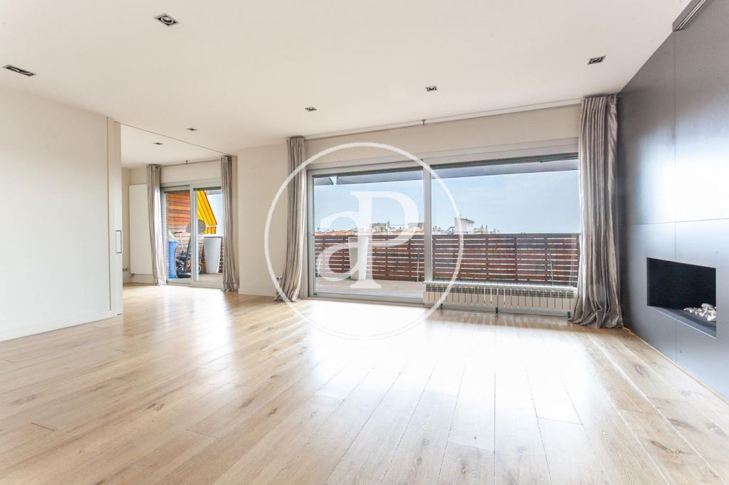 Sala de estar de Piso de alquiler en  Barcelona Capital con Aire acondicionado, Calefacción y Jardín privado