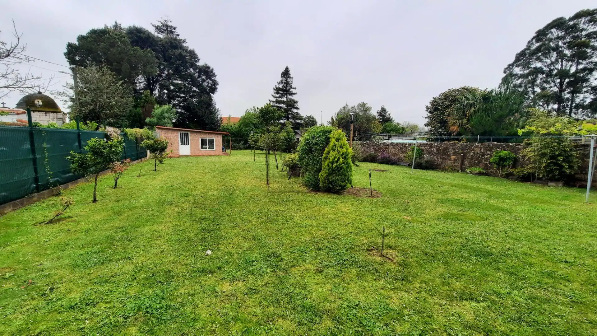Einfamilien-Reihenhaus zum Verkauf in Neda mit Heizung, Privatgarten und Alarm