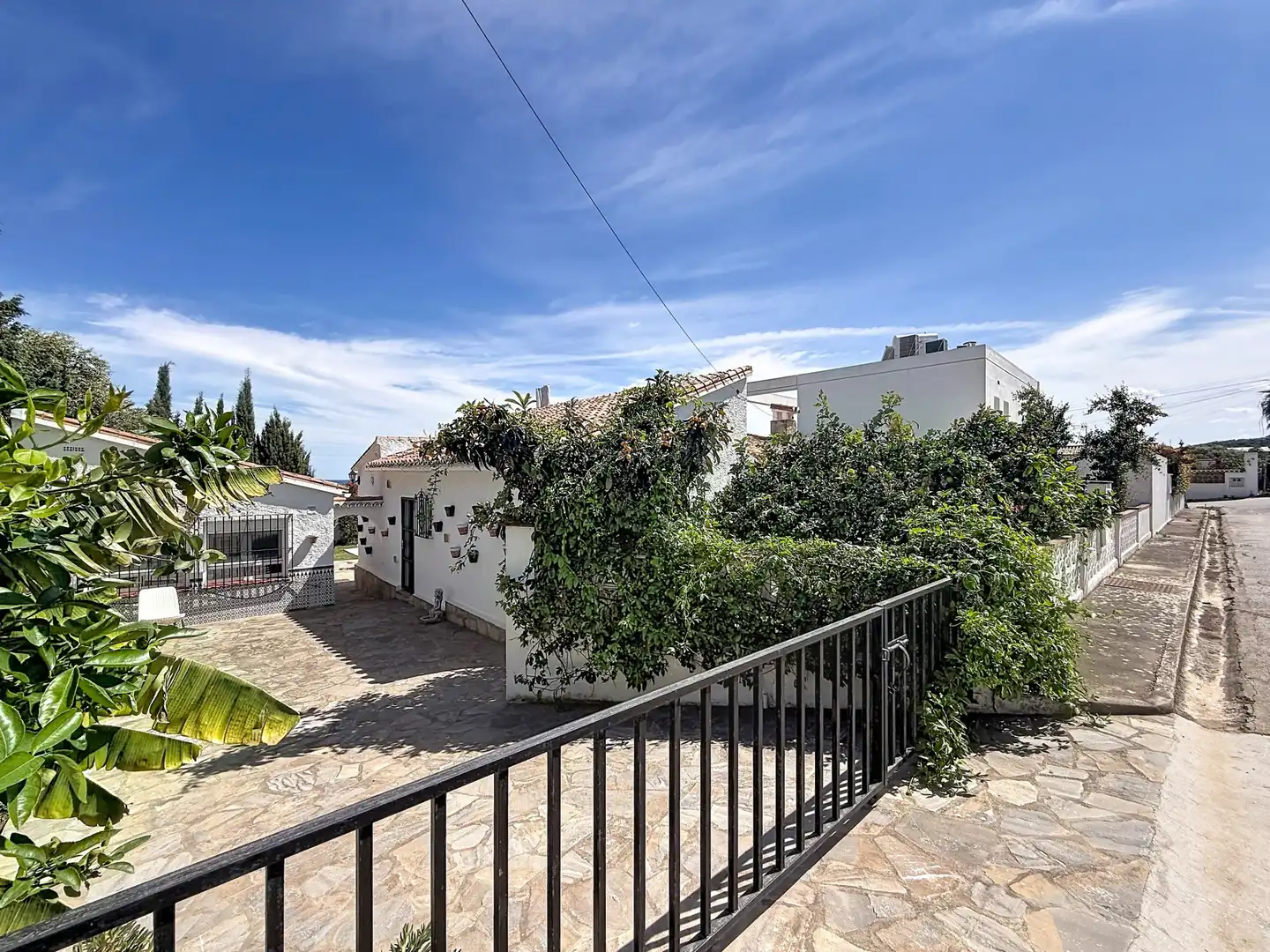Vista exterior de Casa o xalet en venda en Manilva amb Aire condicionat, Jardí privat i Terrassa