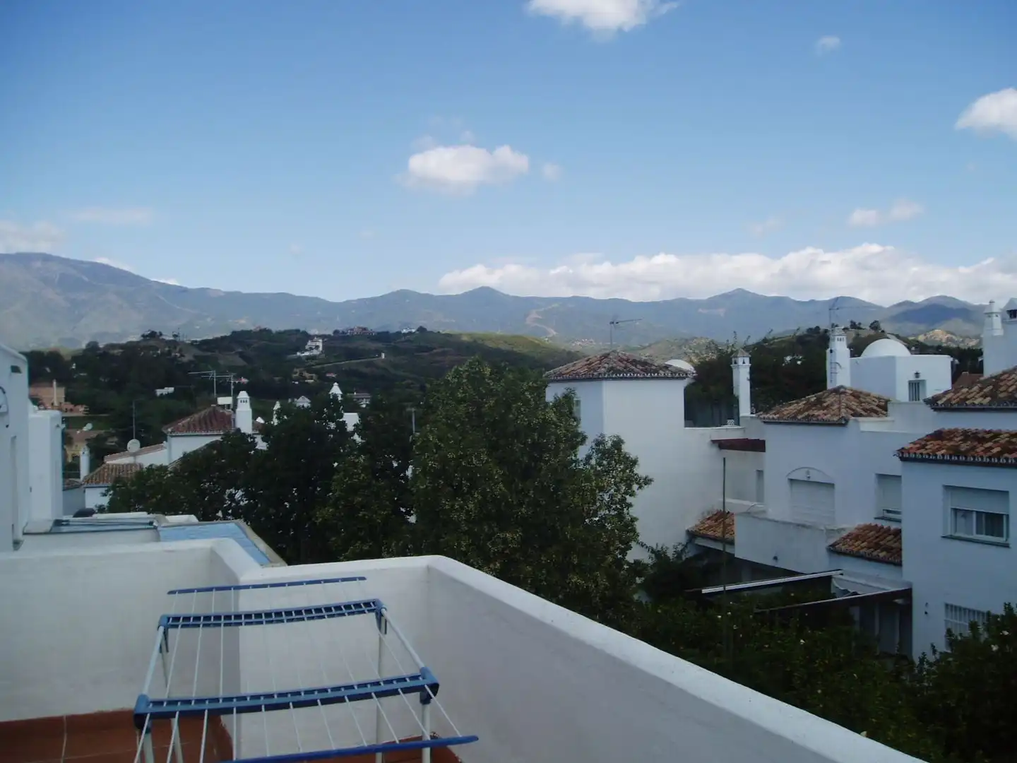 Vista exterior de Casa adosada en venda en Estepona amb Aire condicionat, Terrassa i TV