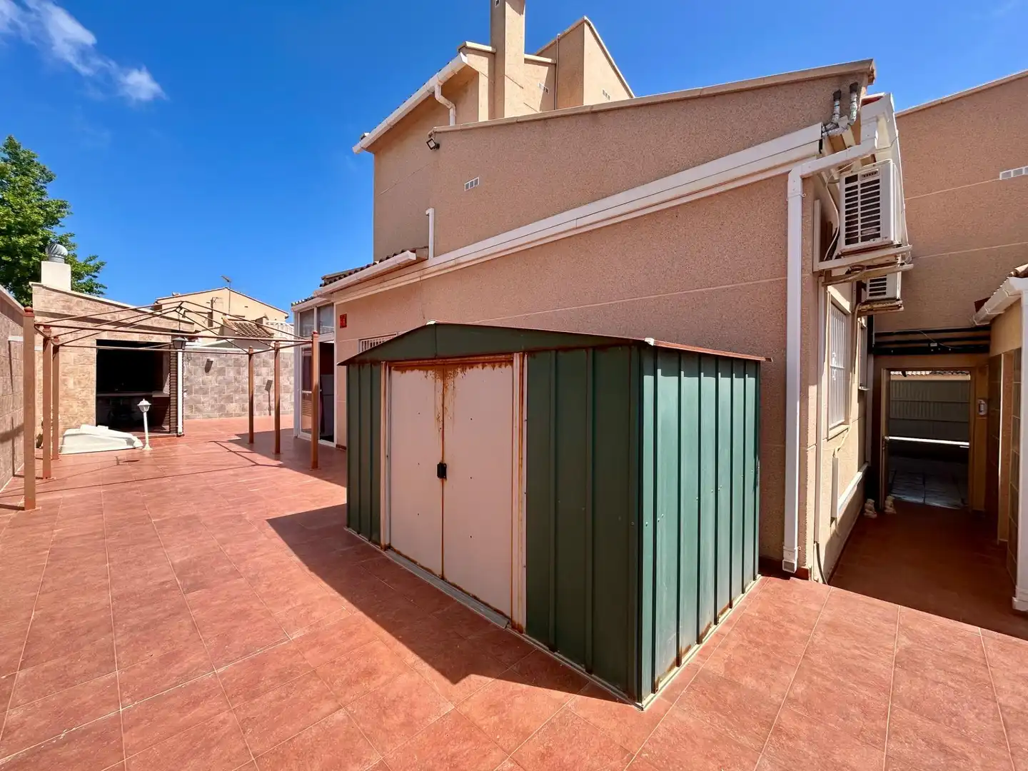 Vista exterior de Casa o xalet en venda en Torrevieja amb Aire condicionat, Calefacció i Jardí privat