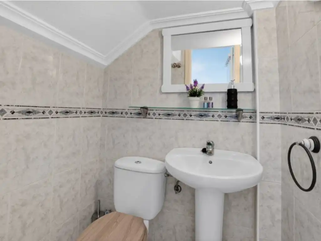 Badezimmer von Einfamilien-Reihenhaus zum Verkauf in Torrevieja mit Klimaanlage, Privatgarten und Schwimmbad