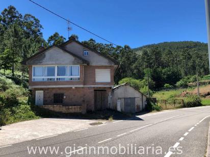 Außenansicht von Haus oder Chalet zum verkauf in Tui mit Privatgarten